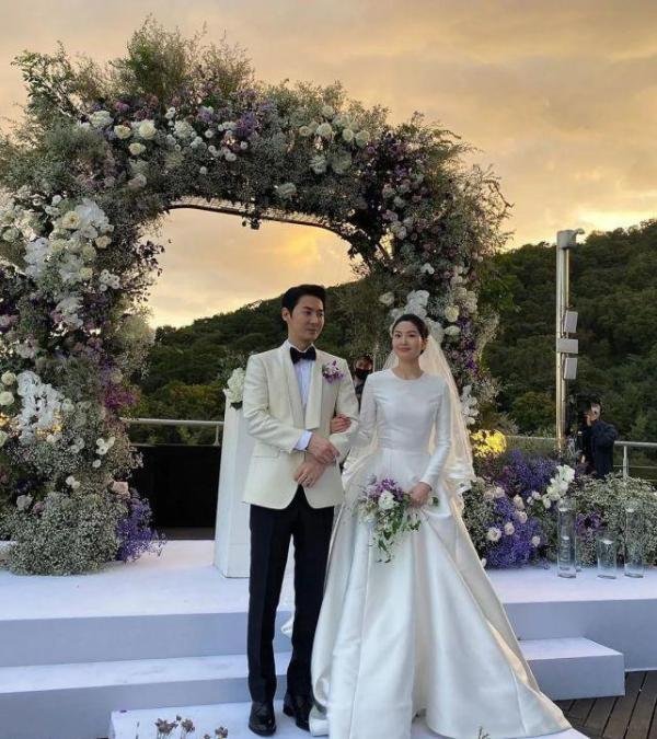 神话junjin夫妇上综艺秀恩爱，妻子美貌屠榜热搜：长相酷似王祖贤