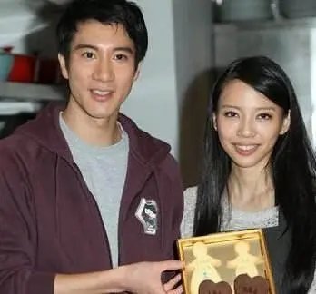 李靓蕾深夜发文回应王力宏,你如何看待李靓蕾的发文?