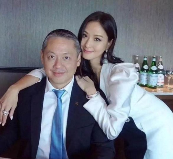 她13岁一见钟情闺蜜哥哥,21岁成功嫁他为妻,今现状如何?