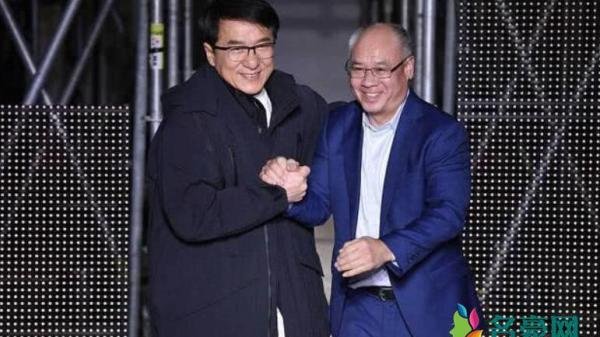 成龙巴黎跨界走秀 穿长款外套依旧十分帅气