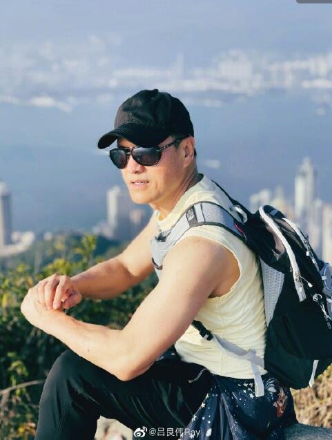 吕良伟现在的照片，吕良伟为什么这么年轻