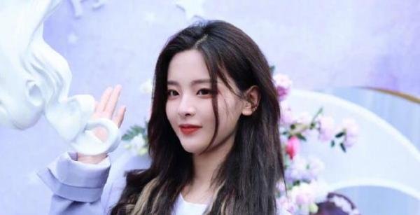 杨超越否认恋情，吐槽造型被曝光，你我都有光明的未来