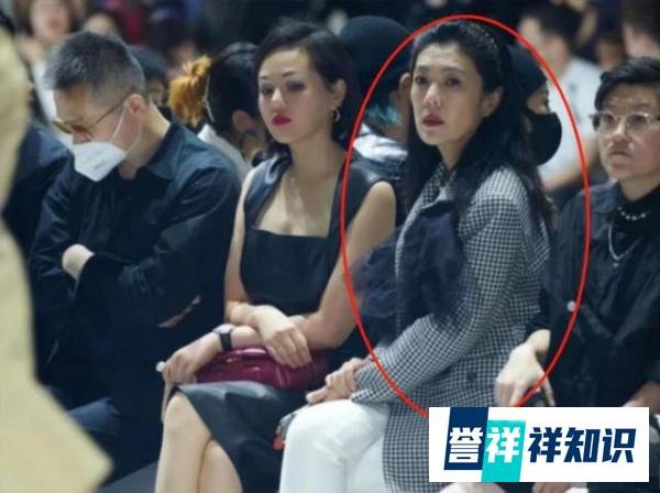 坐潘石屹大腿，合照裁掉洪晃，她以前有多嚣张，如今就有多落魄