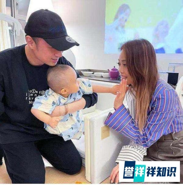 古巨基儿子近照曝光，八字眉呆萌可爱，夫妇感情深厚