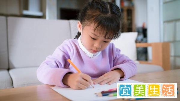 男孩手举100分试卷坐电动车上一路「炫耀」:别让「谦虚」害了孩子┃山伯教育