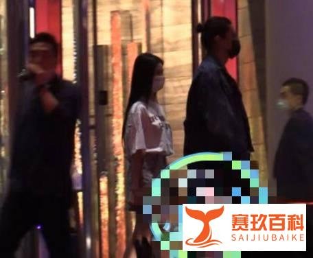 恋情再添实锤?网友偶遇王大陆蔡卓宜同游雍和宫