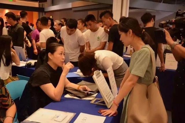 女子投简历后发现HR是室友，但室友很严格，二人交情能决定是否入职吗？