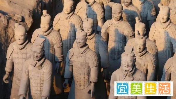 考古人员徒手摸兵马俑,博物馆回应:看到会处理,不允许用手摸!