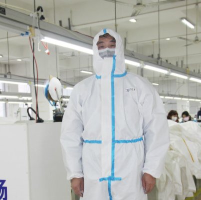 男子着防护服音乐节蹦迪走红网络,如此大幅度动作是否会热晕?