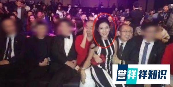 坐潘石屹大腿，合照裁掉洪晃，她以前有多嚣张，如今就有多落魄