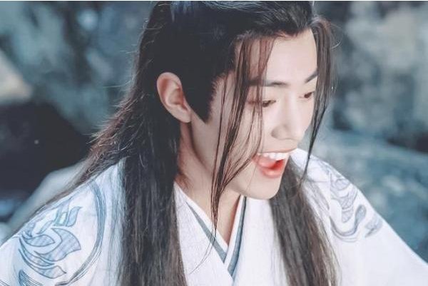 肖战工作室获得行政许可，他曾经签约了哪家娱乐公司？