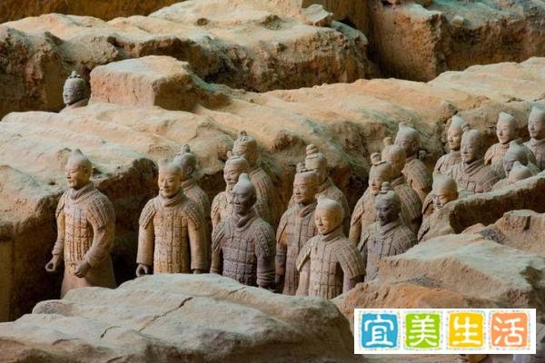 考古人员徒手摸兵马俑,博物馆回应:看到会处理,不允许用手摸!