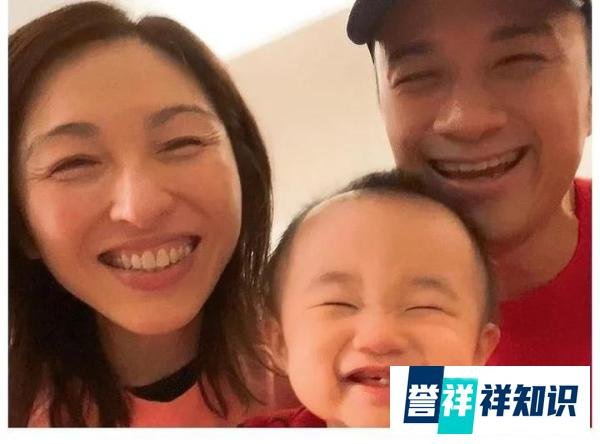 古巨基儿子近照曝光，八字眉呆萌可爱，夫妇感情深厚