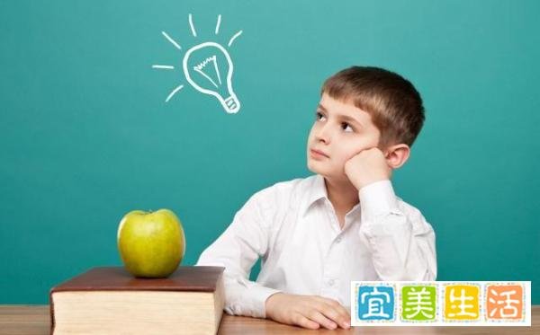 男孩手举100分试卷坐电动车上一路「炫耀」:别让「谦虚」害了孩子┃山伯教育