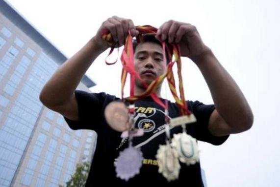 10年前为了“混口饭吃”,在街头卖艺的世界冠军张尚武,他现状如何了?