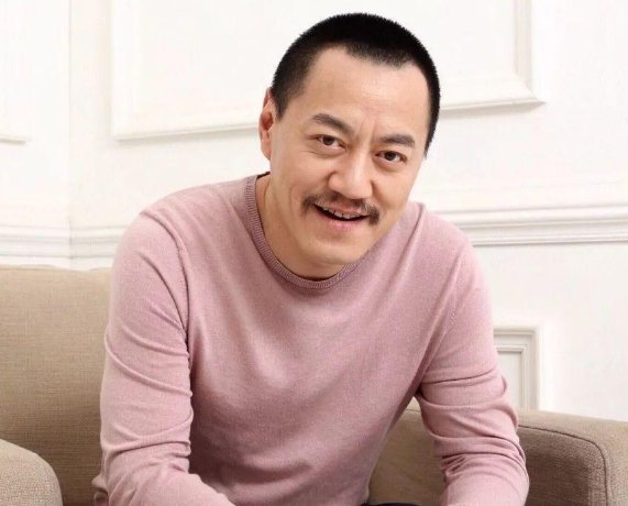 土气的雪村撞脸光头强，娶了“内地版玛丽莲梦露”，如今的他怎么样了？