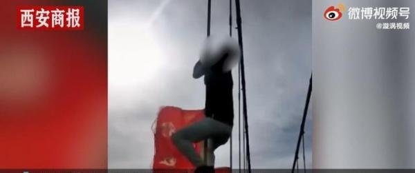 男子爬玻璃栈桥防护栏被逐出景区 这是咋情况？