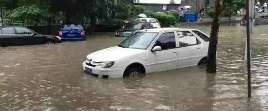青岛街道积水齐腰,有车辆水中漂浮,汽车涉事车险公司会赔偿吗?