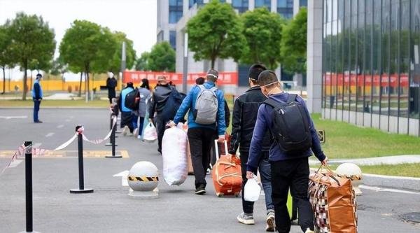 河南多地要求基层进厂支援富士康 这是咋情况?