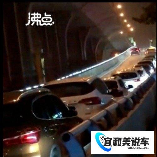 郑州暴雨预警高架停满私家车