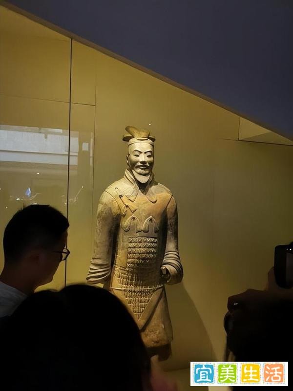 考古人员徒手摸兵马俑，博物馆回应：看到会处理，不允许用手摸！