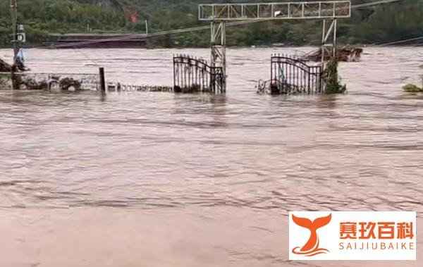 K396脱困乘客:走铁路钻树林9小时，900余名旅客和工作人员都平安