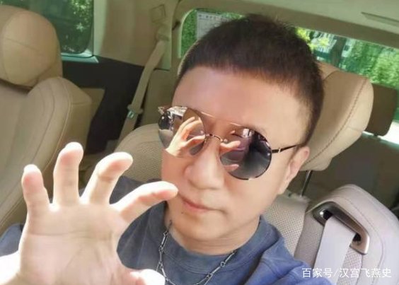 黄子韬被孙红雷拎走后,发表情包调侃自己,究竟有多搞笑?