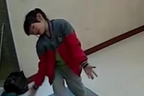 小学生自编自唱吐槽五一调休 这是咋情况？