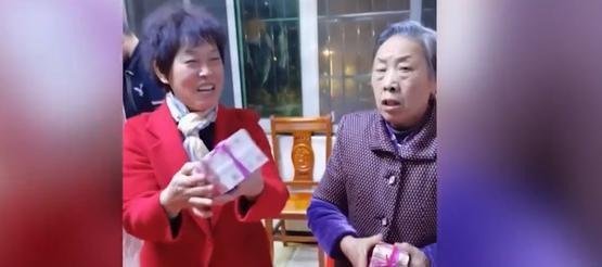 霸气外婆用筐装80万给大家发红包，网友：很想当她的孙子