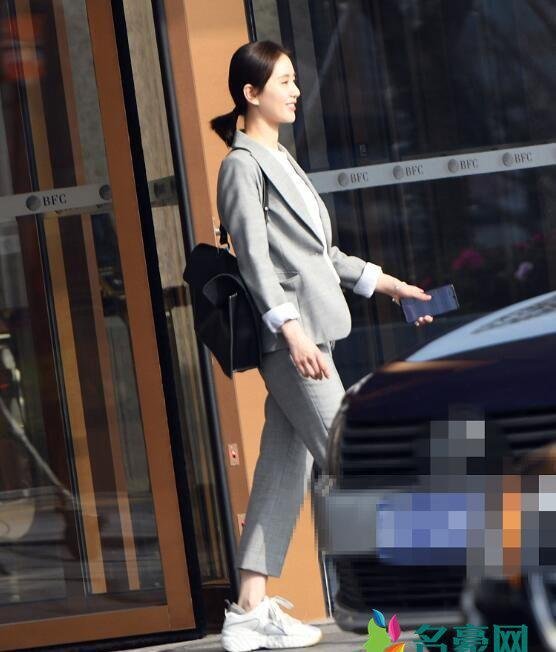 刘诗诗产后恢复开工 扎低马尾甜笑气质绝佳