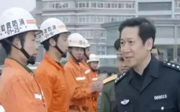 警花拥有八十二高官情人