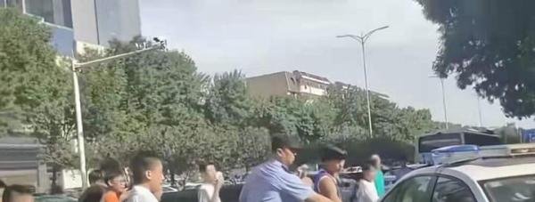 快手400多万网红(国宝)跟粉丝打架被警察抓走