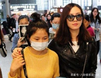 刘诗诗着镂空裙现身酒店，与助理一路热聊，她们之间的关系如何？