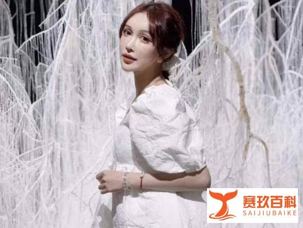 14岁女孩被亲妈拉去整形，15年花掉“400万”，坦言脸值一栋楼