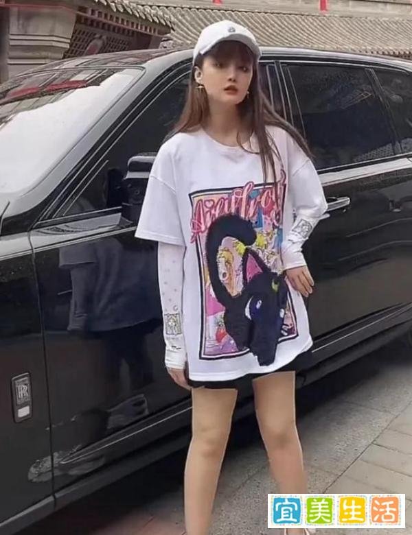 赵本山女儿球球购百万豪车，高调拍照炫新车，新男友正脸首曝光