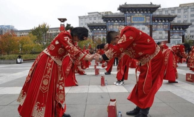 贵州一小伙“代姐出嫁”,装扮新娘模样娇羞,你如何看待这样的风俗?