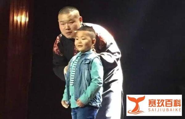 岳云鹏妻子辟谣！穿骚红雨衣接孩子放学上热搜后竟是个天大误会！