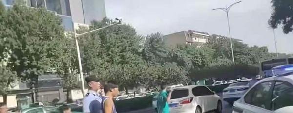 快手400多万网红(国宝)跟粉丝打架被警察抓走