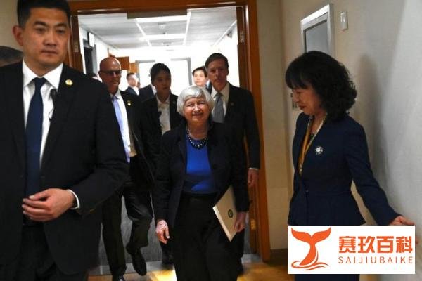 77岁耶伦去参观故宫了！老太太背不驼腰不弯，一身蓝黑配很年轻