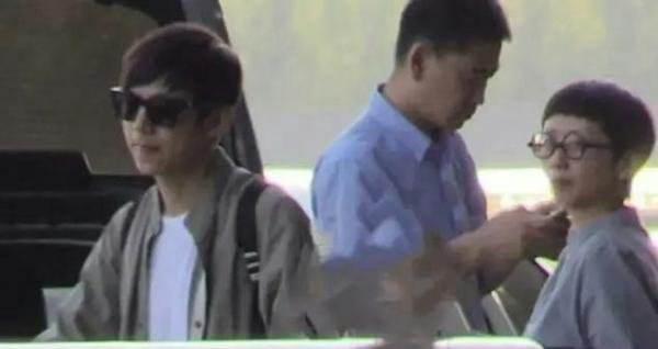 何炅与小鲜肉牵手事件再升级，恋情被正式曝光，原来是他