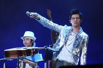 周杰伦深夜连续回复歌迷,称新歌要来了不要吓坏,周董这回是真的要出专辑了吗?