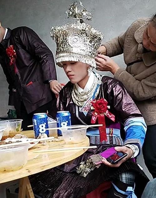 贵州一小伙“代姐出嫁”，装扮新娘模样娇羞，你如何看待这样的风俗？
