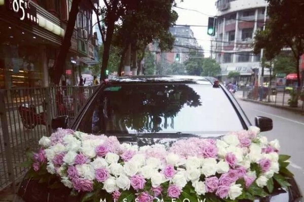 河北环卫工拦婚车要求清扫礼花,大喜之日是不是也要尊重劳动者?