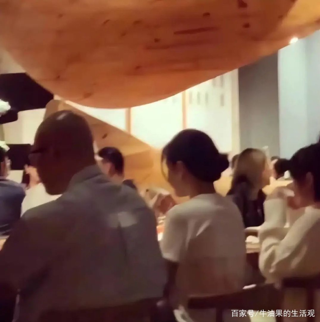 大S带具俊晔参加朋友饭局,你看好他们之间的婚姻吗?