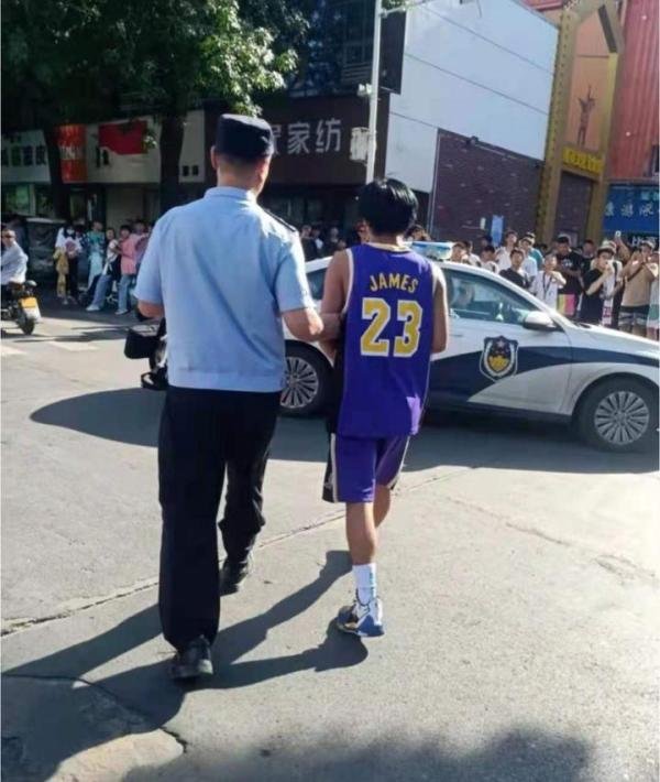 快手400多万网红(国宝)跟粉丝打架被警察抓走