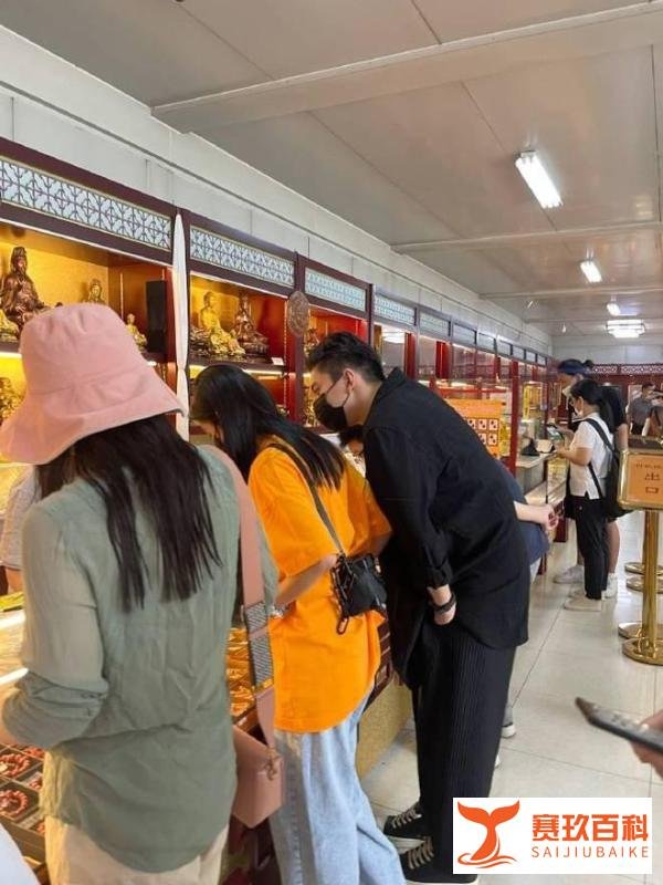 恋情再添实锤?网友偶遇王大陆蔡卓宜同游雍和宫