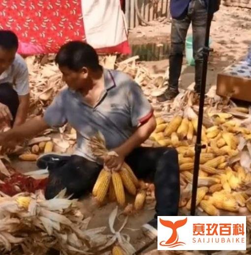 大锤砸门,遭邻居索赔五万,被“吸血”九年,大衣哥走红是福是祸