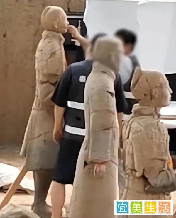 考古人员徒手摸兵马俑,博物馆回应:看到会处理,不允许用手摸!