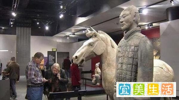 考古人员徒手摸兵马俑,博物馆回应:看到会处理,不允许用手摸!