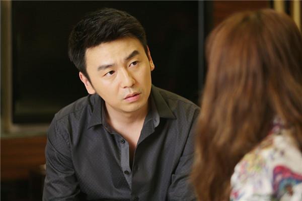 雷佳音理直气壮回应深夜搂美女，难道已婚男可以随意搂抱其他女人？